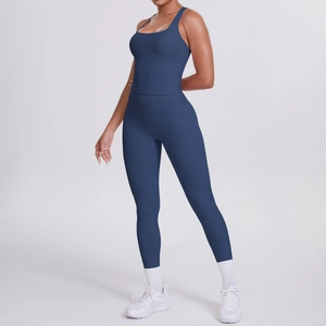 Détail de l'ensemble de yoga bleu marine sans couture montrant la texture et le dos nageur