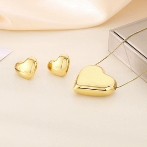 Ensemble collier pendentif cœur plaqué or 18 carats et boucles d'oreilles sur soie