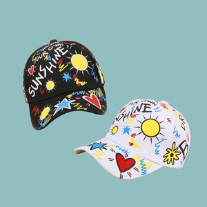 Casquettes graffiti avec motifs de soleil et de cœurs colorés sur toile noire et blanche