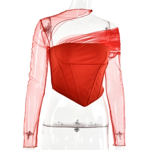 Dettaglio del corsetto rosso con inserti in mesh trasparente e struttura a stecche