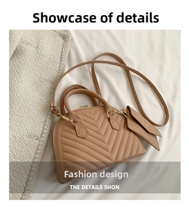 Détail du sac coquille kaki à matelassage chevron avec mini porte-monnaie et bandoulière