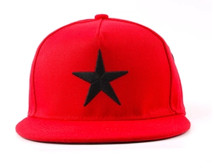Detail einer roten Snapback-Kappe mit schwarzem Stern-Stickerei auf Baumwollgewebe