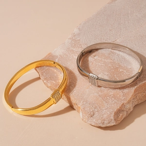 Poliertes Edelstahl-Armreifen-Set mit Mikro-Pave-Kristallen in Gold und Silber-Optik