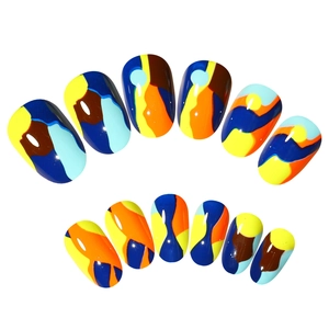 Faux ongles en forme de goutte avec rayures abstraites colorées et fini brillant