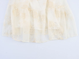 Détail de la robe en tulle abricot clair avec broderie florale et sequins brillants