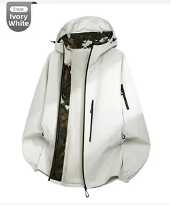 Detail der elfenbeinweißen Outdoor-Kapuzenjacke mit Tarnfutter und wasserdichten Zippern