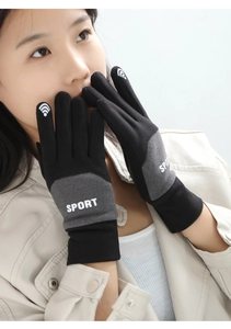 Detail von Winter-Touchscreen-Handschuhen mit rutschfestem Griff und Sport-Logo für Radsport