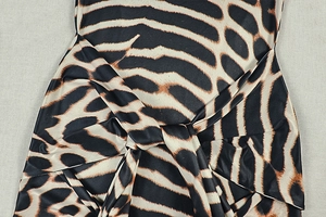 Détail de la robe à imprimé léopard pour femme avec nœud élégant et tissu plissé