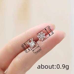 Pendientes asimétricos de araña y telaraña en metal plateado con medidas y peso