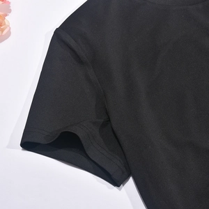 Détail de l'épaule et de la couture des manches d'un t-shirt noir en maille douce