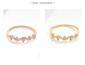 Detail presentation of wavy S925 silver rings in rose gold and yellow gold with cubic zirconia