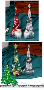 Makroansicht von Weihnachts-Wichtel-Zuckergläsern mit bunten Strickmützen und Behälter