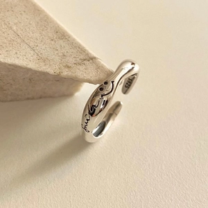 Nahaufnahme von S925 Sterlingsilber Ring mit Smile Gravur und Lava-Struktur Design