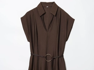 Détail de robe chemise marron foncé avec texture verticale et ceinture à anneau