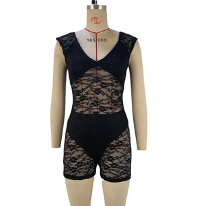 Body sexy en dentelle noire avec décolleté plongeant et broderie florale d'été