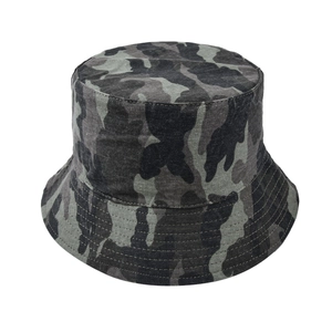 Détail des coutures renforcées sur un chapeau bob camouflage en toile de coton épaisse
