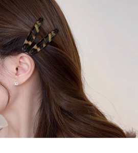 Détail de pinces à cheveux en acétate écaille de tortue et boucle d'oreille cœur