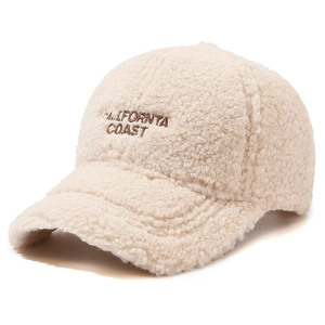 Beigefarbene Baseballkappe aus Lammfell-Imitat mit brauner California Coast-Stickerei