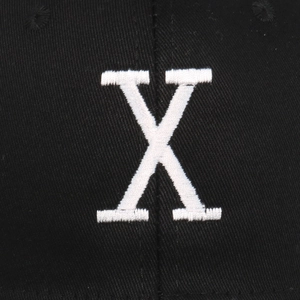 Vue de face de la casquette de baseball noire avec broderie X blanche de haute qualité