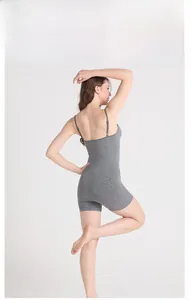 Nahaufnahme des hellgrauen Rippstrickstoffs und der nahtlosen Nähte am Yoga-Body