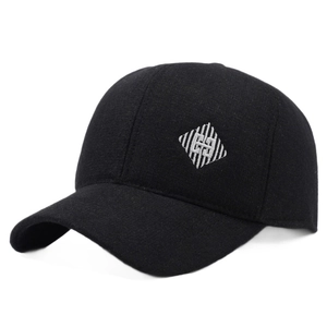 Minimalistische schwarze Winter-Basecap für ältere Herren mit Gehörschutz und Stickerei
