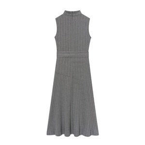 Robe sans manches élégante en chevrons gris avec col montant et ceinture ajustée