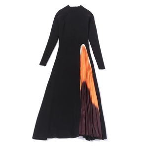Robe longue en maille noire avec manches longues et fente plissée dégradée orange