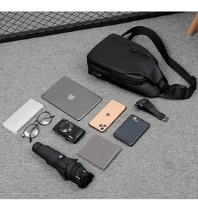 Flachbild der schwarzen Brusttasche mit viel Platz für Tablet, Kamera und EDC-Zubehör