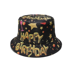 Schwarzer Anglerhut mit goldenem Happy Birthday Aufdruck und festlichen Party-Mustern