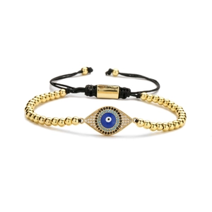 Verstellbares goldenes Perlenarmband mit blauem Zirkonia-Auge auf weißem Hintergrund