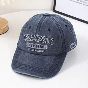 Casquette de baseball en denim délavé bleu marine avec broderie rétro en vue de 45 degrés
