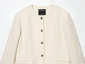 Detailweergave van de ronde hals en het maatlabel op de witte tweed jas voor dames