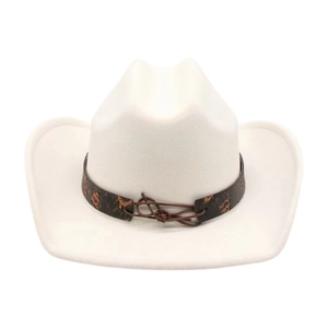 Dettaglio di un cappello da cowboy in feltro bianco con fascia in pelle marrone e nodo