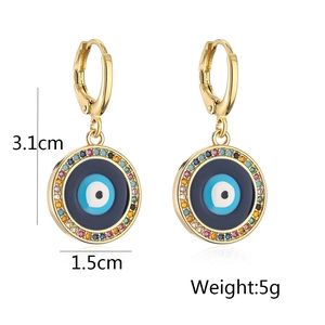 Detailansicht der 18K vergoldeten Evil Eye Ohrringe mit 3,1 cm Länge und 1,5 cm Durchmesser