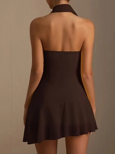 Vue détaillée du dos d'une robe dos nu chocolat avec encolure licou et ourlet volanté