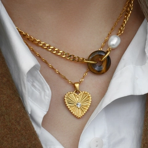 Collana doppia dorata con ciondolo a cuore inciso, perle e anello stile occhio di tigre