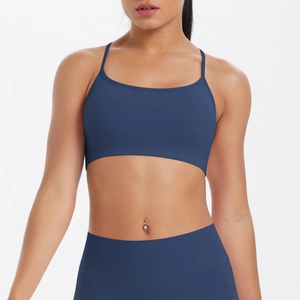 Détail d'un soutien-gorge de sport bleu marine élastique avec de fines bretelles croisées