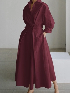 Élégante robe longue bordeaux à manches longues avec col en V et ceinture à la taille