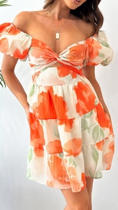 Détail de la robe à fleurs avec encolure à épaules dénudées et design évidé chic
