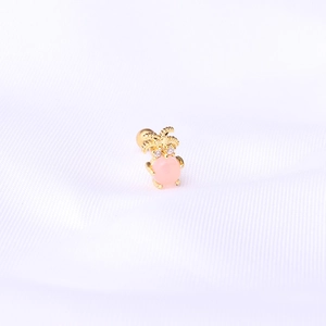 Vue macro du piercing d'oreille en acier inoxydable en forme d'ananas et opale rose