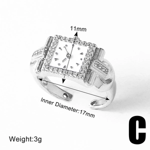 Detailopname van 18k vergulde horloge wijzerplaat ring met fonkelende zirkonia