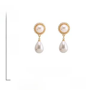 Détail de boucles d'oreilles perles vintage de 4,5 cm de long avec tiges en argent S925