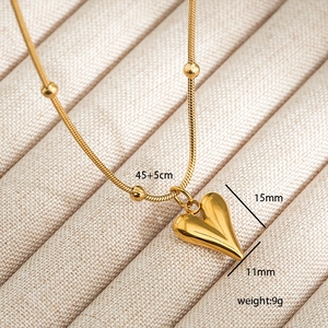 Detailansicht der goldenen Herzanhänger-Halskette mit Maßen 45+5cm Länge und 9g Gewicht