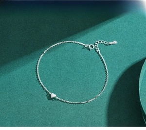 Detailed view of S925 sterling silver heart bracelet with lobster clasp and S925 hallmark