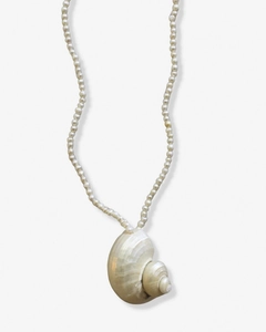 Detail van natuurlijke schelphanger en witte rijstparelketting op grijze achtergrond