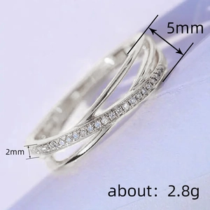 Modischer Überkreuz-Ring mit Mikro-Zirkonia-Besatz in Silberoptik für Damen