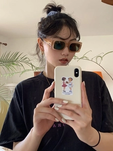 Gros plan sur des lunettes de soleil carrées rétro caramel avec une monture translucide chic