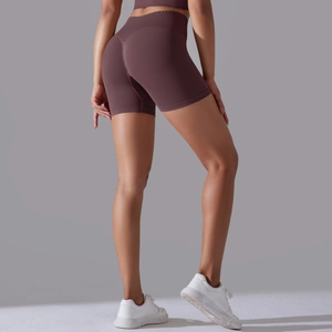 Détail du short de yoga violet sans couture à taille haute avec couture en V effet galbant