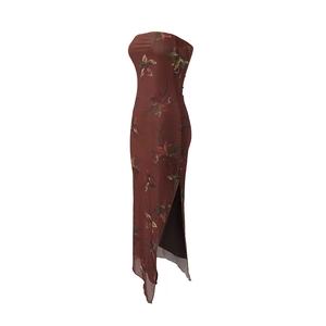Détail d'une robe fleurie en tulle marron avec fente latérale et ourlet froncé