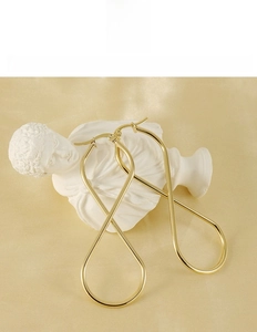 Détails de boucles d'oreilles infinity dorées à l'or 18 carats en acier au titane poli